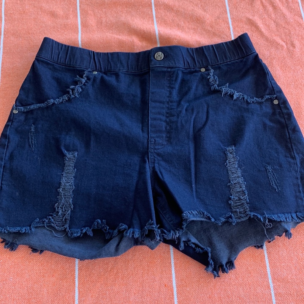 Hue Medium womens navy short!  Perfect shape!